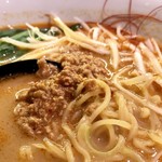 白ネギの下に肉みそ