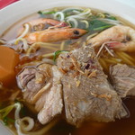 MIN NAN Pork Ribs Prown Noodle - あっさり醤油風味に海老の出汁が効いたスープ、ゴロリと骨付きポークリブはみしっと締まった肉質