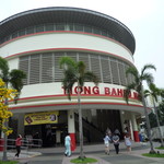 MIN NAN Pork Ribs Prown Noodle - 大きな円形の建物がTiong Bahru Food Market、2階がBグルメが集まるホーカーセンター