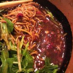 麻辣苑 - 麻辣湯麺　スープの表面と水菜の表面には大量の花椒が