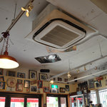 Nick&Renée - 天井にもポスター