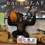 Nick&Renée - ハンバーガーとヘリを抱えるコングの置物