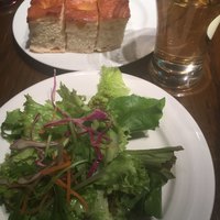 渋谷アチェーゾ - 前菜サラダとフリードリンクバーから白ワイン