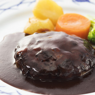 シェフおすすめ！思わず笑顔がこぼれる、肉汁たっぷりハンバーグ