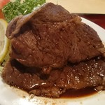 食事処 しみず - 脂身の少ない牛赤身肉が２枚
            甘めの醤油味で唐辛子の辛味が利いています