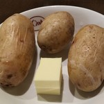 欧風カレー ボンディ - 今宵のじゃがバター。ジャガイモが小さいので３つでした。