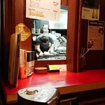 sync - 調理場では店主が調理に奮闘中！