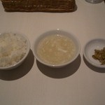 Szechwan Cuisine & Wine 四川料理 御馥 - ご飯とスープ。これに週替わりの１品と２種類からもう１品選ぶランチ。