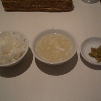 Szechwan Cuisine & Wine 四川料理 御馥 中之島ダイビル店 - ご飯とスープ。これに週替わりの１品と２種類からもう１品選ぶランチ。