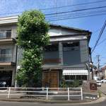 ライクカフェ - 駐車場は右奥。店名が書かれたスペースにとめられます。