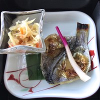 メインダイニングルーム - 焼魚・切干し大根の酢物