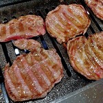 焼肉処いっとう - 牛タン（焼肉中）