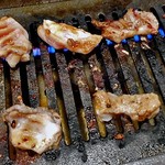 焼肉処いっとう - 牛ギアラ（焼肉中）