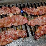 焼肉処いっとう - 和牛ハラミ（焼肉中）