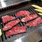 焼肉処いっとう - 和牛ハラミ（焼肉中）