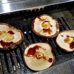 焼肉処いっとう - ジャンボしいたけ（焼中）