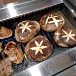 焼肉処いっとう - ジャンボしいたけ（焼中）