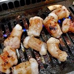 焼肉処いっとう - 牛丸腸（焼肉中）