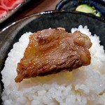 焼肉処いっとう - 上カルビ（ご飯にのせて）