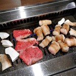 焼肉処いっとう - 上カルビ ＆ 牛丸腸（焼肉中）
