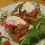 カサレッチョ - ｽﾄﾗｯｷｰﾉﾁｰｽﾞとトマトのブルスケッタ