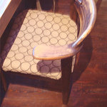 6次元 - 椅子にミナの布が使われています。