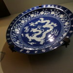 壁には龍の皿が