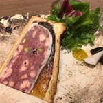 ラチュレ - 数種のジビエを使ったパテのタルト。パテの美味しさを引き立てる、鹿のコンソメが秀逸でした。