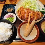 ロースカツ御膳、税込み1,728円也。