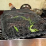 やきとり 正や - 金針菜の炭焼き中、