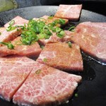 Amiyaki tei - 国産やわらか霜降り風焼肉 480円 ⇒ 平日半額セール 240円（税別）× 2 。　　　　　2018.06.14