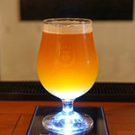 タイタンズ クラフトビアタップルーム&ボトルショップ - トゥ オール　ピーリング ペール