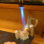 大塚 みや穂 - カマスの棒寿司を炙ってます
