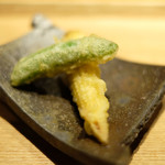 立場割烹 SSAW - 皐月の贅沢御膳 1000円 の姫とうきびとスナップエンドウの天ぷら