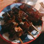 宇ち多゛ - シロ タレ よく焼き(左)、レバ タレ(右)  各2本200円