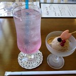 フルール ド カフェ サクラ - ランチの桜ソーダと紅茶アイス