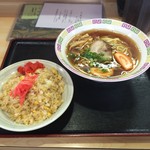 Yamada Shiyokudou - ラーメン￥450  と  ヤキメシ ¥550