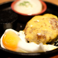 听屋 六本木 - 国産牛100%ハンバーグ(150g)+チェダーチーズ+目玉焼き 1260円