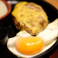 听屋 六本木 - 国産牛100%ハンバーグ(150g)+チェダーチーズ+目玉焼き 1260円