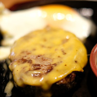 听屋 六本木 - 国産牛100%ハンバーグ(150g)+チェダーチーズ+目玉焼き 1260円