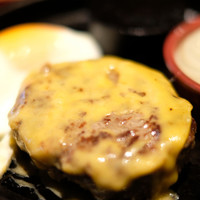 听屋 六本木 - 国産牛100%ハンバーグ(150g)+チェダーチーズ+目玉焼き 1260円