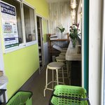 魚熊 - イートイン？と思きや、カウンターにはお花が飾られているので、待ち人用のイスかな？