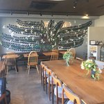 hitotoki - 店内の奥にある大きな木の絵がかわいい！