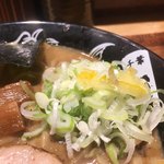 中華蕎麦 とみ田 - 中華そばの刻みネギ、柚子