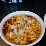 元祖一条流 がんこ総本家 - 動物系の旨味たっぷり＆美味しいしょっぱさ。角チャー、斜め切り葱、柔らかメンマ。黒く見えるは揚げ葱かな。香味油は基本のにんにく油で。