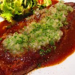 ビストロ アオキ - ステーキのソースはデミグラスとパセリ＆玉ねぎの2種類