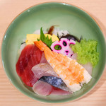 赤坂 すし 秀 - ミニ丼+握り5貫 1080円 の海鮮丼