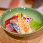 赤坂 すし 秀 - ミニ丼+握り5貫 1080円 の海鮮丼