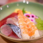 赤坂 すし 秀 - ミニ丼+握り5貫 1080円 の海鮮丼