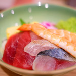 赤坂 すし 秀 - ミニ丼+握り5貫 1080円 の海鮮丼